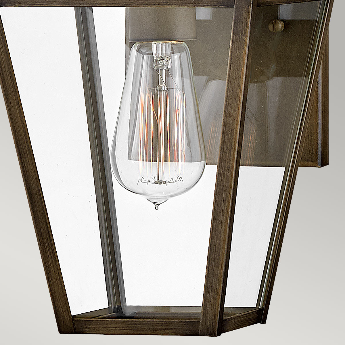 Palma Bronze außenlampe Von Elstead Lighting - Palma besteht aus Aluminium mit klarem Glas und bietet sowohl Haltbarkeit als auch einen Hauch altmodischen Charme, perfekt für den Einsatz im Freien.