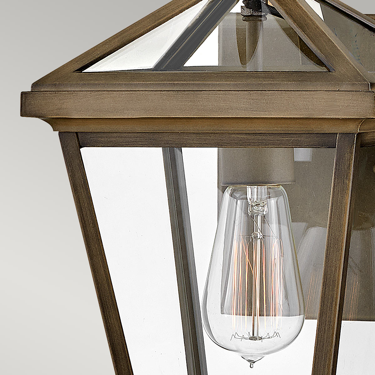 Palma Bronze außenlampe Von Elstead Lighting - Palma besteht aus Aluminium mit klarem Glas und bietet sowohl Haltbarkeit als auch einen Hauch altmodischen Charme, perfekt für den Einsatz im Freien.