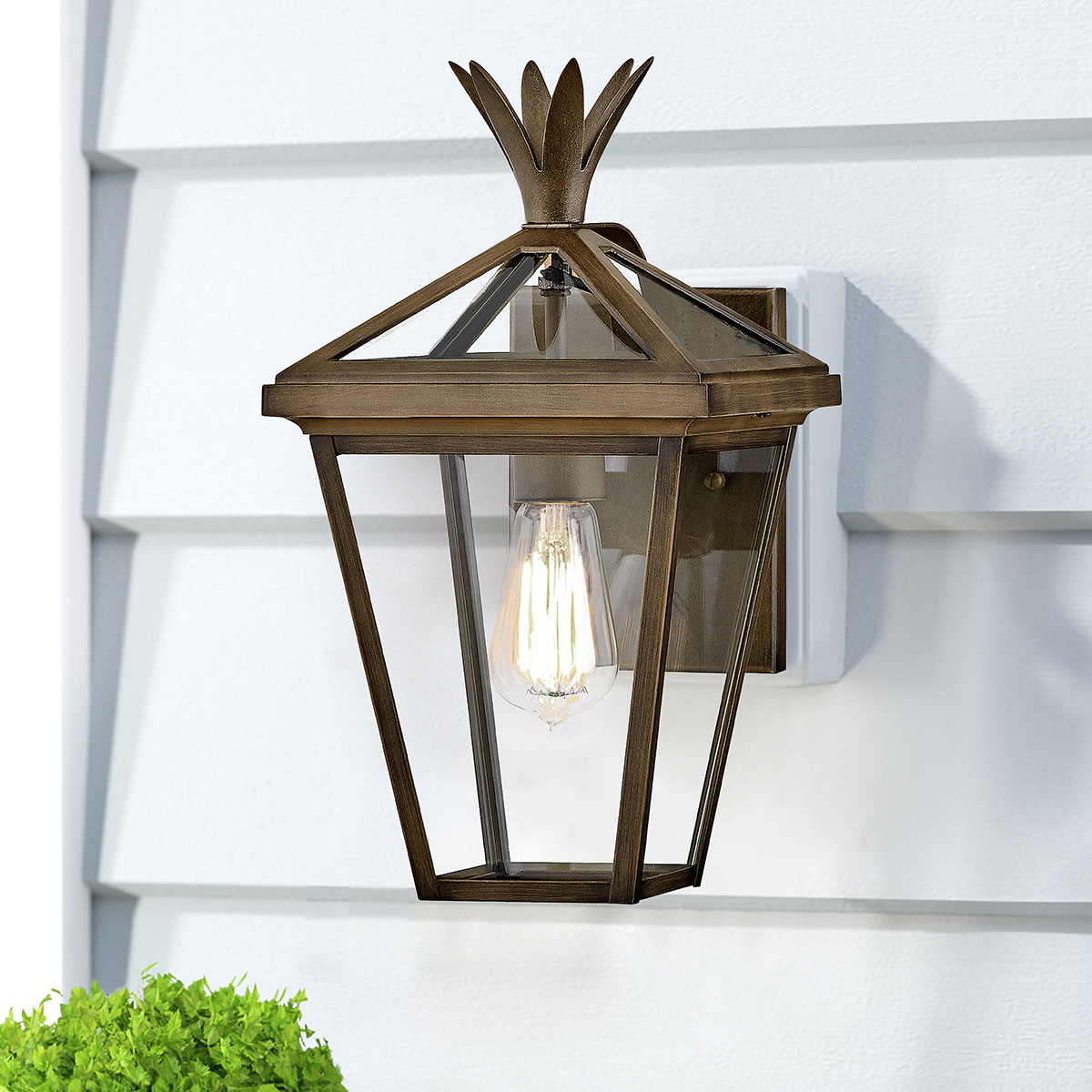 Palma Bronze außenlampe Von Elstead Lighting - Palma besteht aus Aluminium mit klarem Glas und bietet sowohl Haltbarkeit als auch einen Hauch altmodischen Charme, perfekt für den Einsatz im Freien.