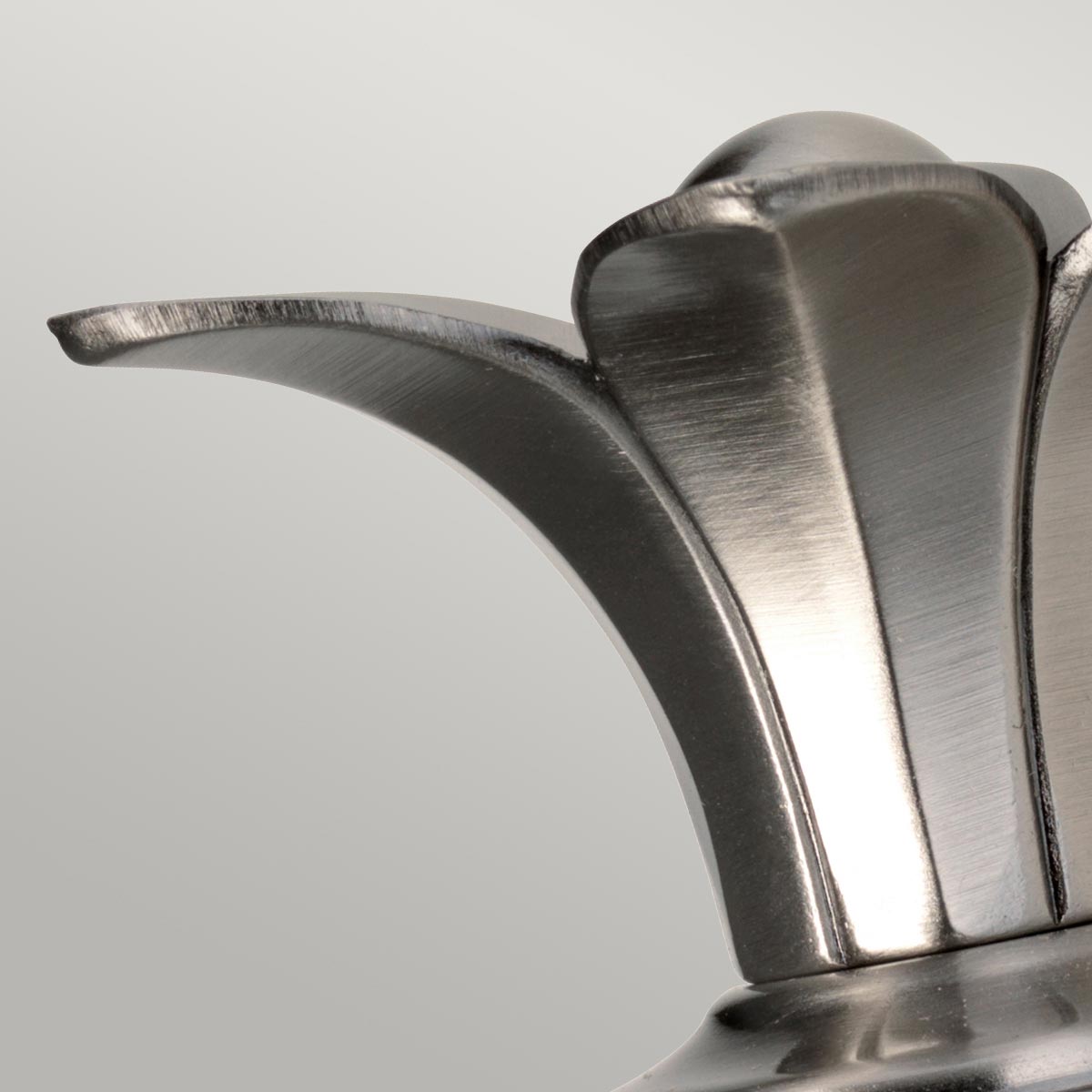 Plantation Ø12 Poliertes Antiknickel badezimmerlampe Von Elstead Lighting - Die anspruchsvolle Metallverarbeitung aus poliertem Nickel wird durch blattähnliche und dekorative Details ergänzt, die ein luxuriöses Gefühl vermitteln.