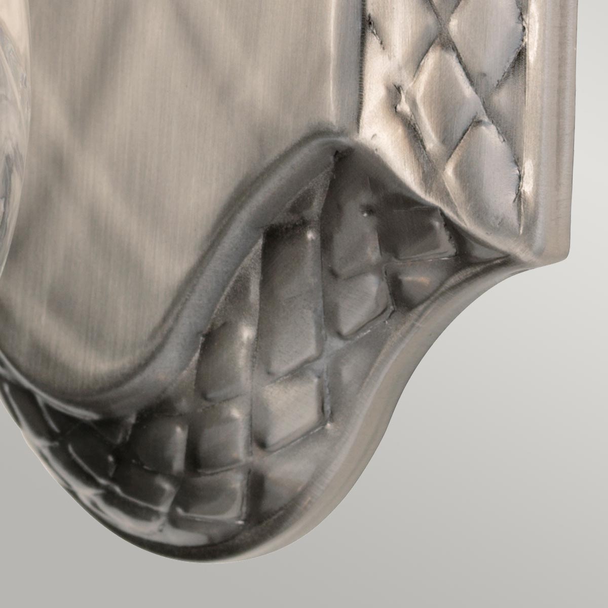 Plantation Ø12 Poliertes Antiknickel badezimmerlampe Von Elstead Lighting - Die anspruchsvolle Metallverarbeitung aus poliertem Nickel wird durch blattähnliche und dekorative Details ergänzt, die ein luxuriöses Gefühl vermitteln.