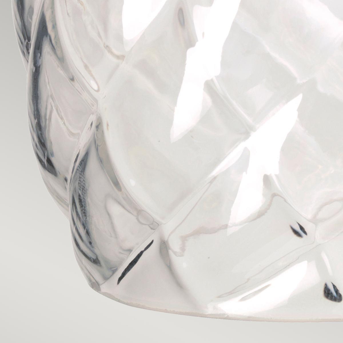 Plantation Ø12 Poliertes Antiknickel badezimmerlampe Von Elstead Lighting - Die anspruchsvolle Metallverarbeitung aus poliertem Nickel wird durch blattähnliche und dekorative Details ergänzt, die ein luxuriöses Gefühl vermitteln.