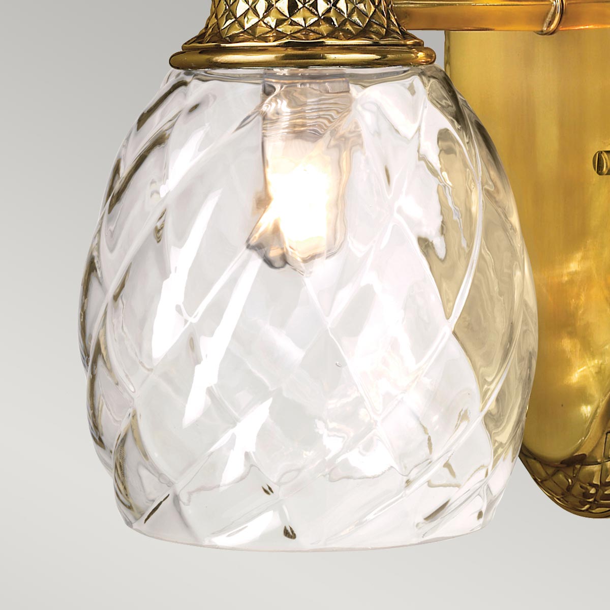 Plantation Ø12 Messing badezimmerlampe Von Elstead Lighting - Die Wandleuchte Plantation aus brüniertem Messing strahlt mit ihrem einzigartigen Schirm aus optischem Glas in Ananasform Eleganz aus.