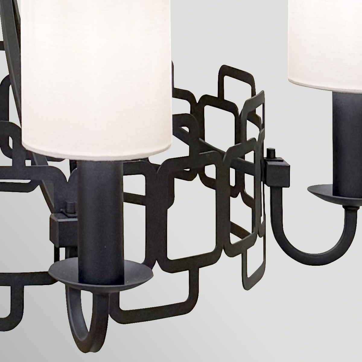 Sabina Ø72 Schwarz hängelampe Von Elstead Lighting - Das schwarze Stahlgestell ist mit einem geometrischen Muster verziert, das der Lampe eine moderne und unverwechselbare Note verleiht.