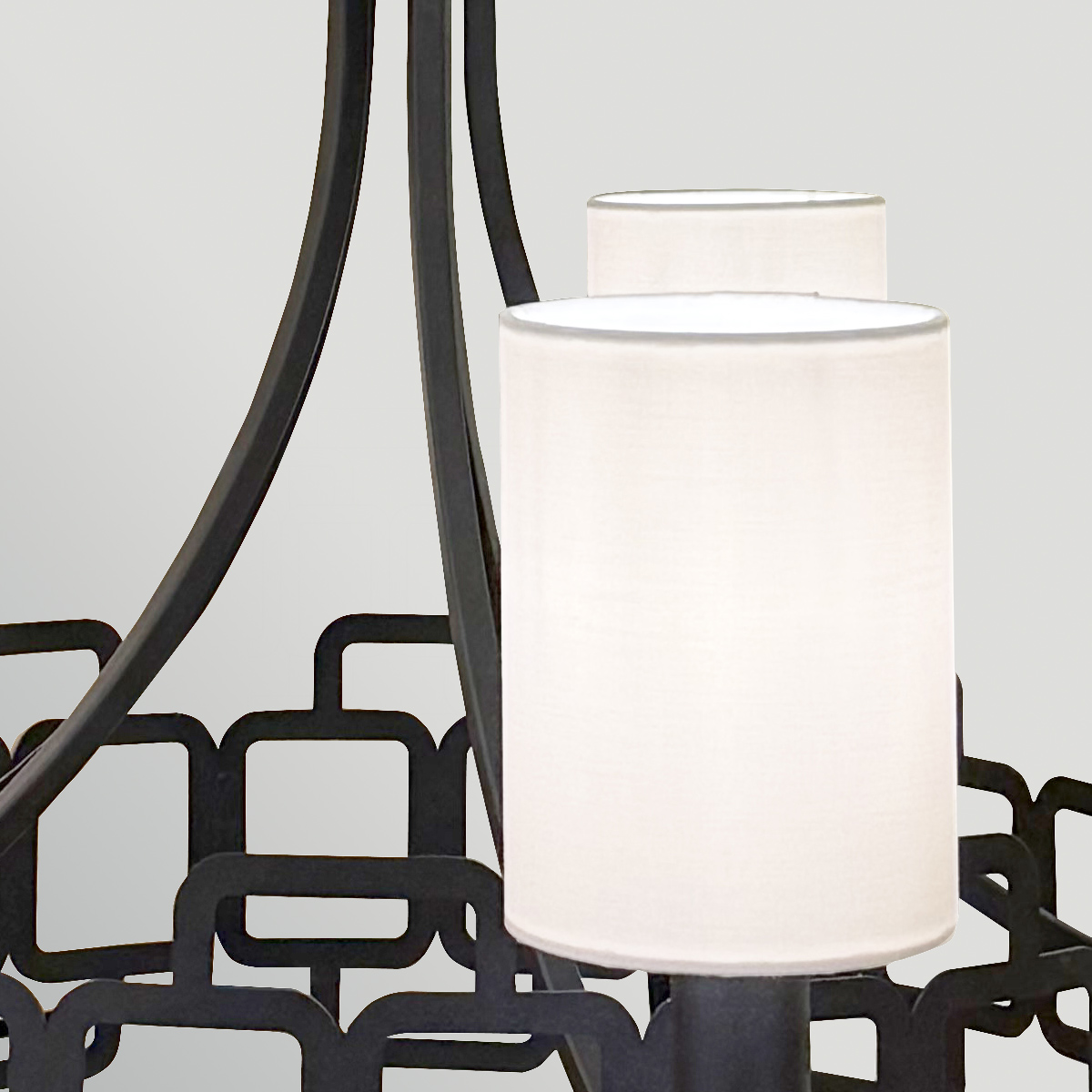 Sabina Ø72 Schwarz hängelampe Von Elstead Lighting - Das schwarze Stahlgestell ist mit einem geometrischen Muster verziert, das der Lampe eine moderne und unverwechselbare Note verleiht.
