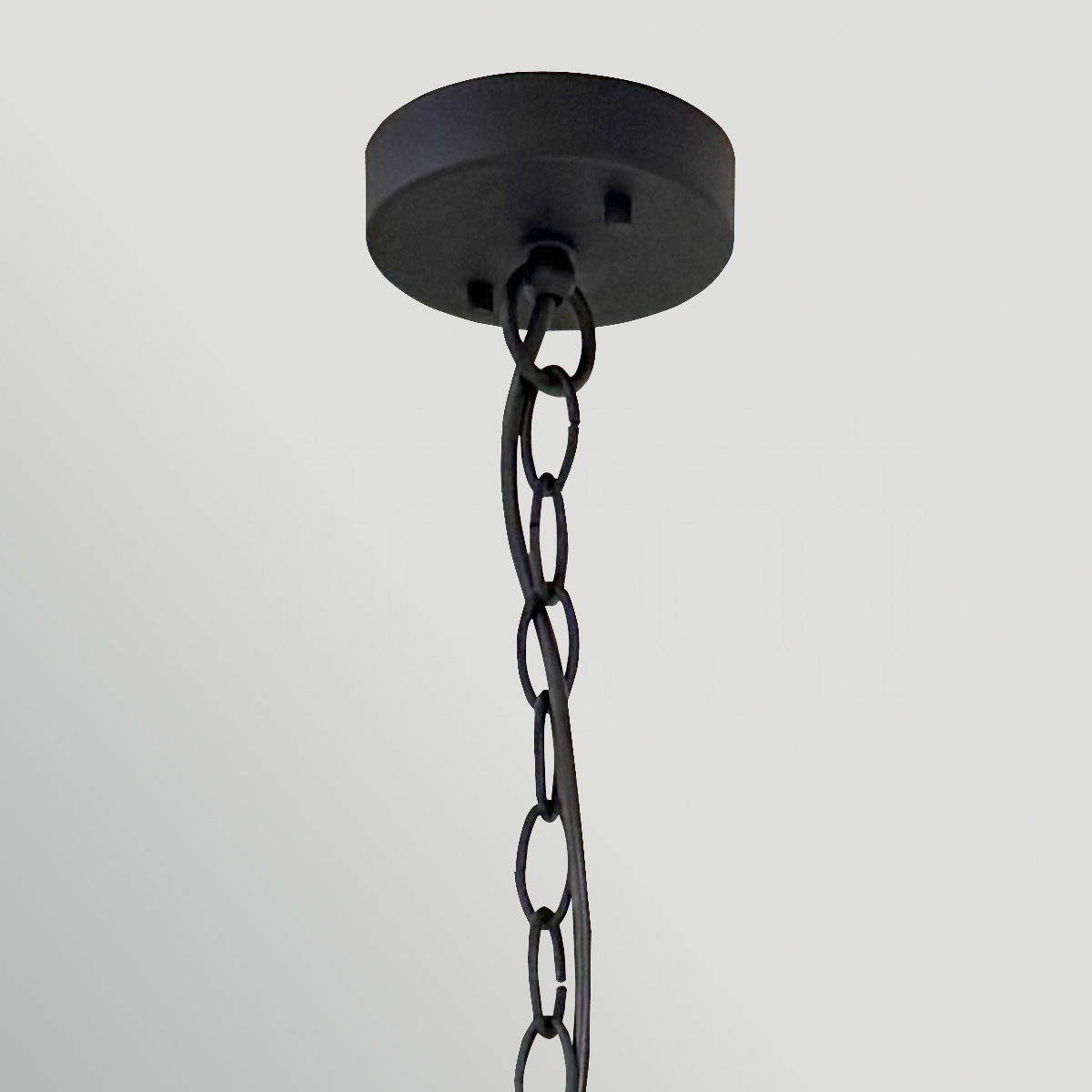Sabina Ø72 Schwarz hängelampe Von Elstead Lighting - Das schwarze Stahlgestell ist mit einem geometrischen Muster verziert, das der Lampe eine moderne und unverwechselbare Note verleiht.