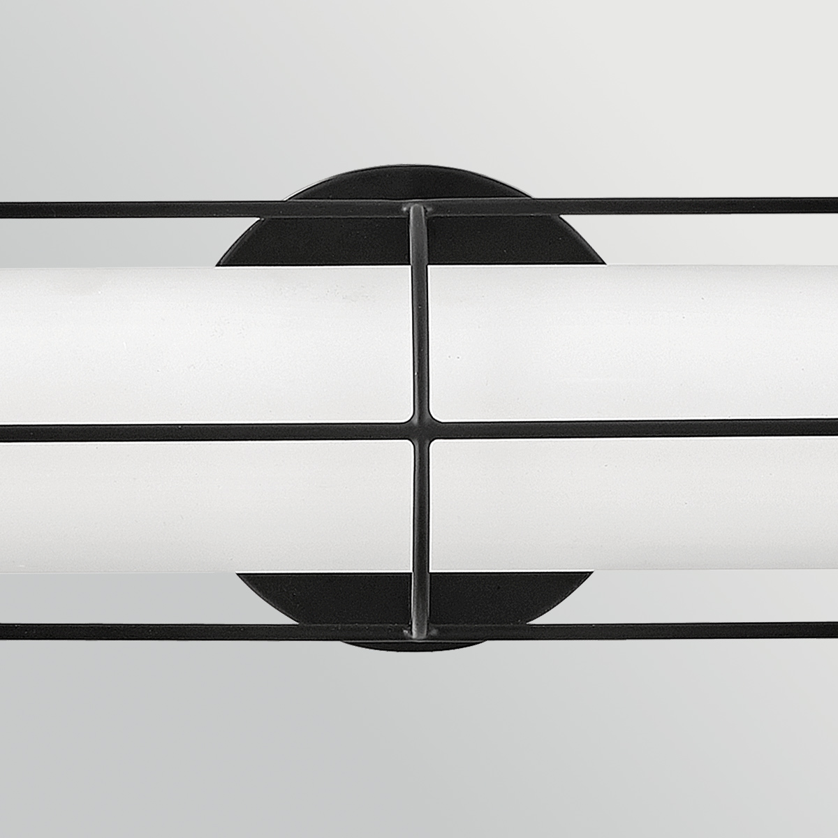 Saylor 60cm Schwarz badezimmerlampe Von Elstead Lighting - Die Leuchte besteht aus Metall mit einer mattschwarzen Oberfl&auml;che und verf&uuml;gt &uuml;ber ein l&auml;ngliches Opalglas, das ein gleichm&auml;&szlig;iges und feines Licht erzeugt.