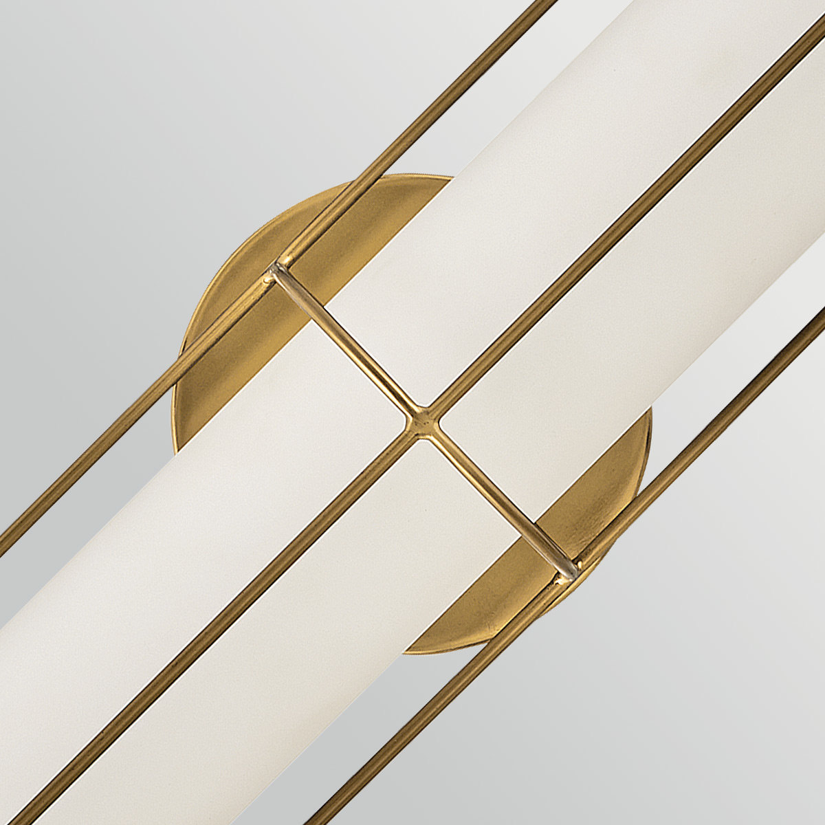 Saylor 60cm Messing badezimmerlampe Von Elstead Lighting - Die Leuchte ist aus Metall mit einer warmen Messingoberfl&auml;che gefertigt und verf&uuml;gt &uuml;ber ein l&auml;ngliches Opalglas, das ein gleichm&auml;&szlig;iges und feines Licht erzeugt.