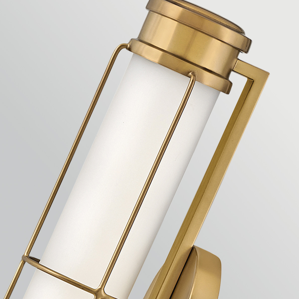 Saylor 43cm Messing badezimmerlampe Von Elstead Lighting - Die Leuchte ist aus Metall mit einer warmen Messingoberfl&auml;che gefertigt und verf&uuml;gt &uuml;ber ein l&auml;ngliches Opalglas, das ein gleichm&auml;&szlig;iges und feines Licht erzeugt.