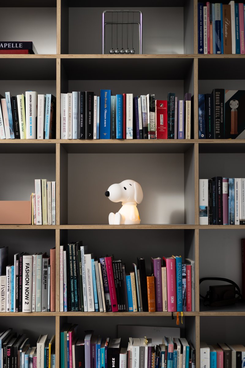 Snoopy First Light Weiß kinderlampe Von Mr Maria - Die Snoopy Lampe besteht aus weichem Silikon und ist ein sicherer Begleiter für Ihr Kind oder Enkelkind.