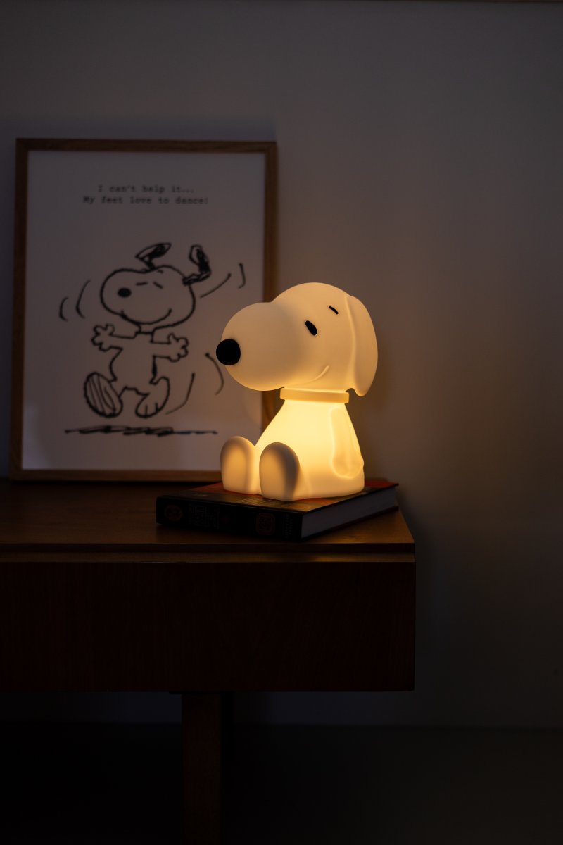 Snoopy First Light Weiß kinderlampe Von Mr Maria - Die Snoopy Lampe besteht aus weichem Silikon und ist ein sicherer Begleiter für Ihr Kind oder Enkelkind.