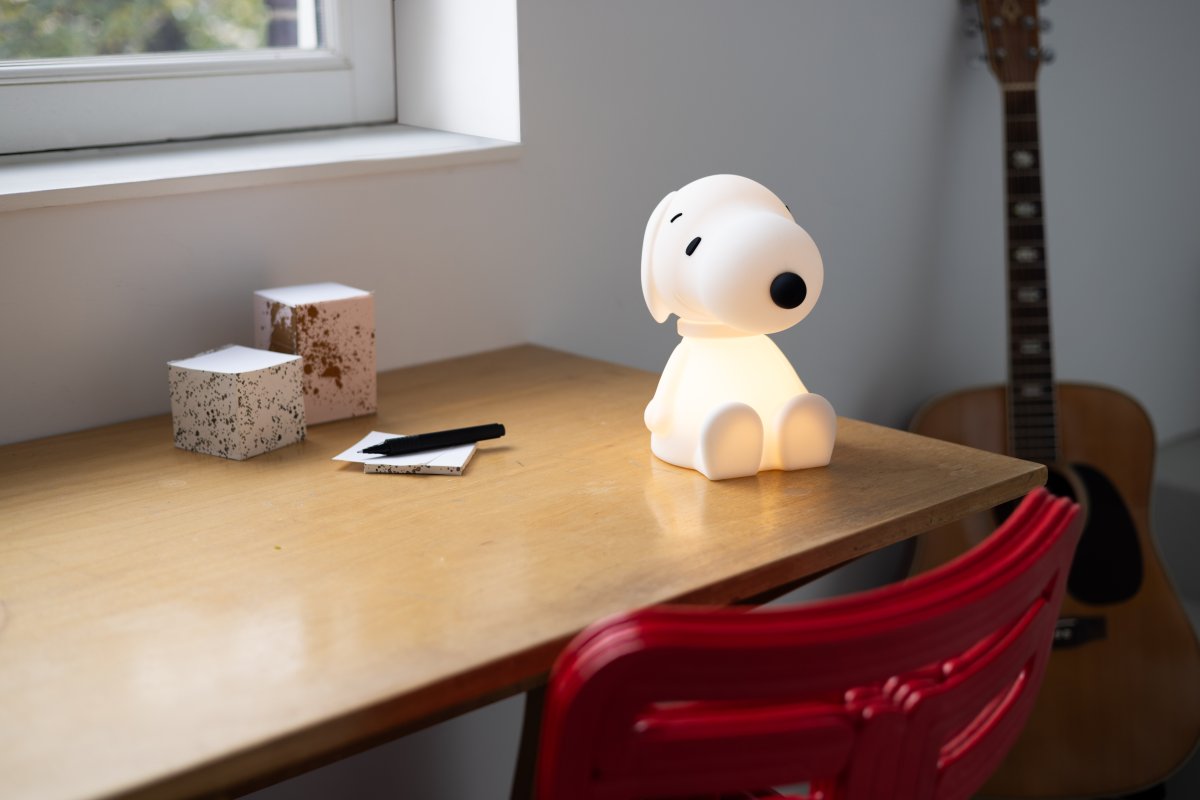 Snoopy First Light Weiß kinderlampe Von Mr Maria - Die Snoopy Lampe besteht aus weichem Silikon und ist ein sicherer Begleiter für Ihr Kind oder Enkelkind.