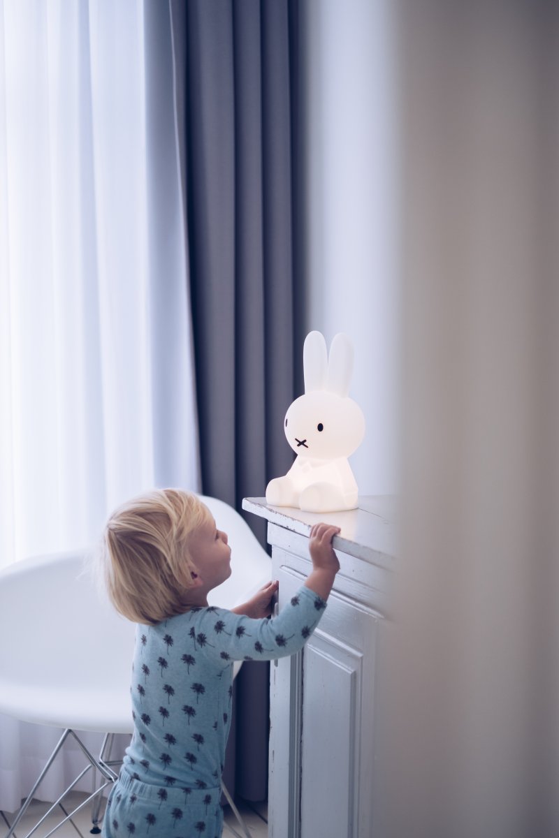 Miffy First Light Weiß kinderlampe Von Mr Maria - Miffy First Light ist über ein USB-Kabel wiederaufladbar, 30 cm hoch und verfügt über ein dimmbares LED-Modul.