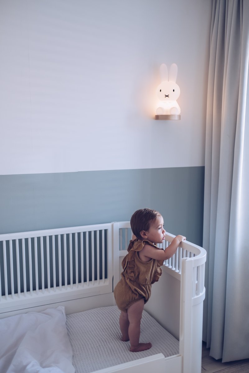 Miffy First Light Weiß kinderlampe Von Mr Maria - Miffy First Light ist über ein USB-Kabel wiederaufladbar, 30 cm hoch und verfügt über ein dimmbares LED-Modul.