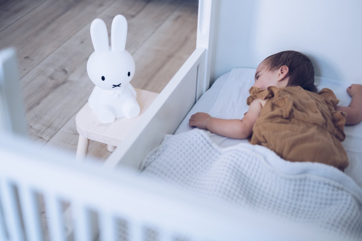 Miffy First Light Weiß kinderlampe Von Mr Maria - Miffy First Light ist über ein USB-Kabel wiederaufladbar, 30 cm hoch und verfügt über ein dimmbares LED-Modul.