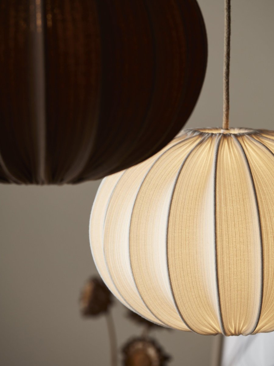 Hilma Lampenschirm Ø40 Exkl. Aufhängung Cremefarben hängelampe Von PR Home - Die gerippte Struktur sorgt f&uuml;r ein sch&ouml;nes Leuchten, wenn die Lampe eingeschaltet ist.