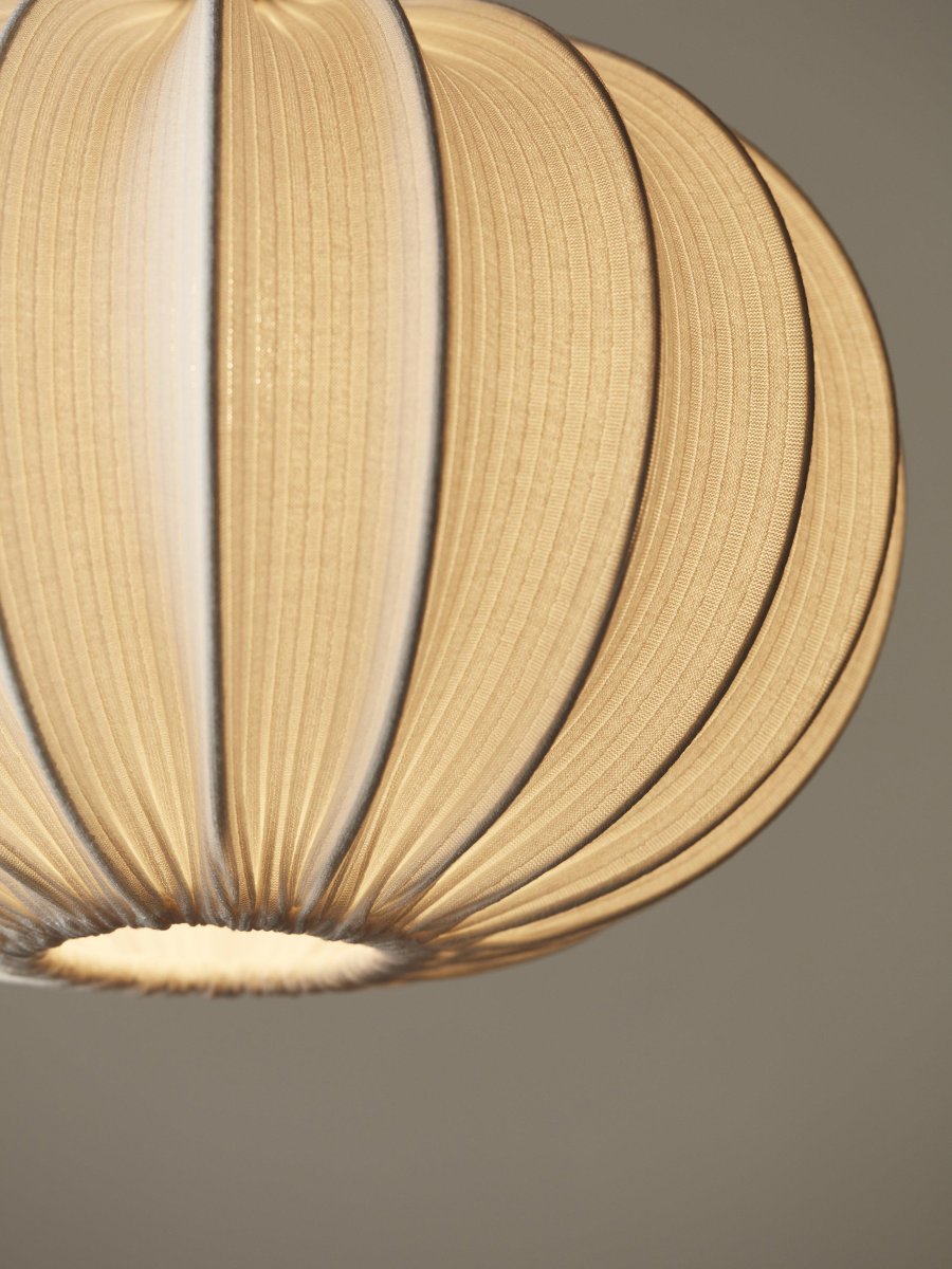 Hilma Lampenschirm Ø40 Exkl. Aufhängung Cremefarben hängelampe Von PR Home - Die gerippte Struktur sorgt f&uuml;r ein sch&ouml;nes Leuchten, wenn die Lampe eingeschaltet ist.