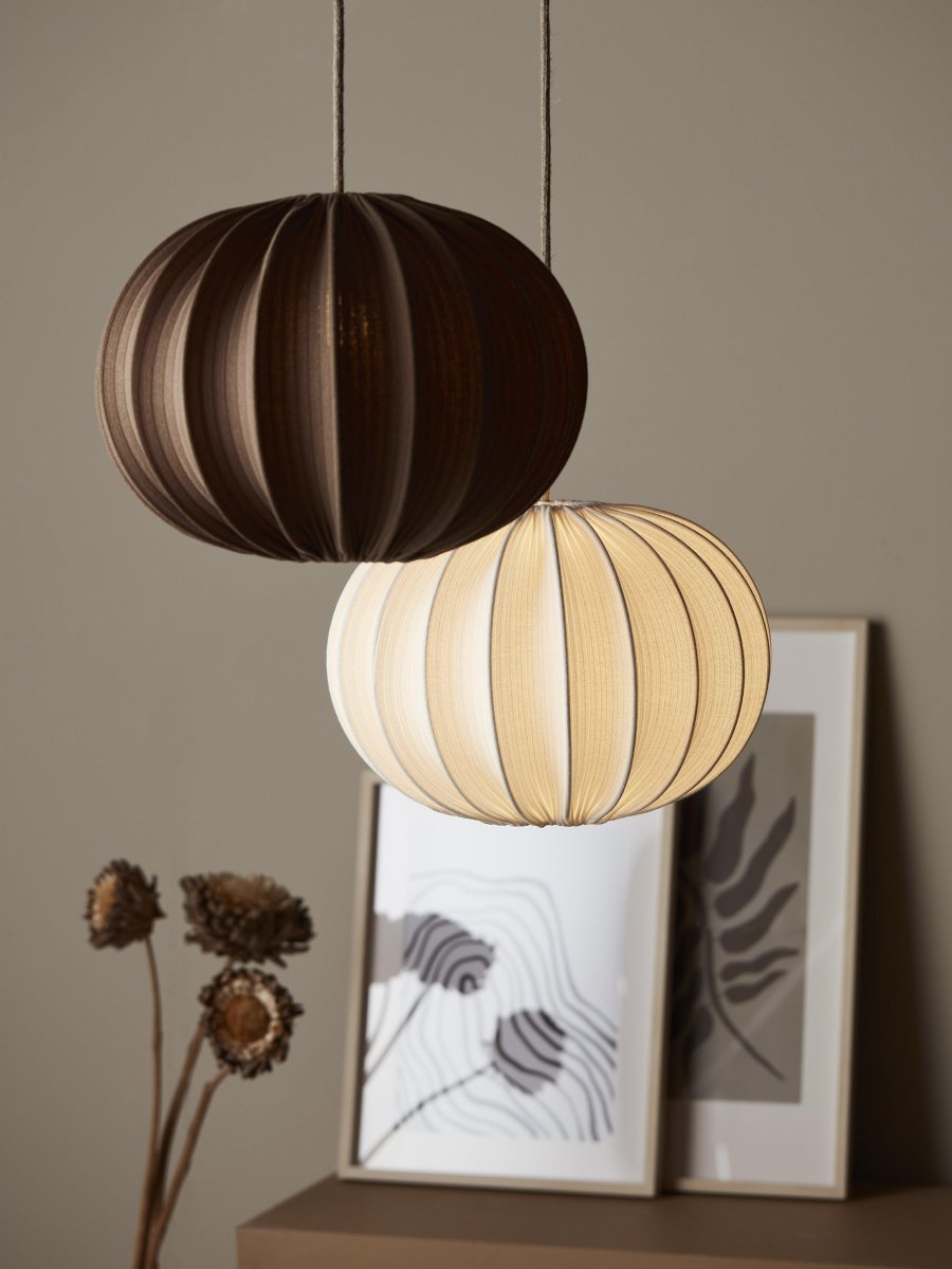 Hilma Lampenschirm Ø40 Exkl. Aufhängung Cremefarben hängelampe Von PR Home - Die gerippte Struktur sorgt f&uuml;r ein sch&ouml;nes Leuchten, wenn die Lampe eingeschaltet ist.