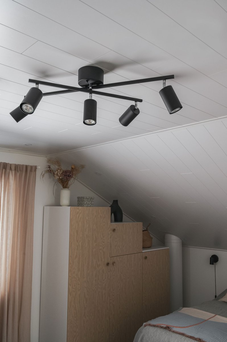 Marlina 5 Schwarz spotlight Von Trio Lighting - Die Lampe eignet sich ideal für die Küche, den Flur oder das Wohnzimmer.