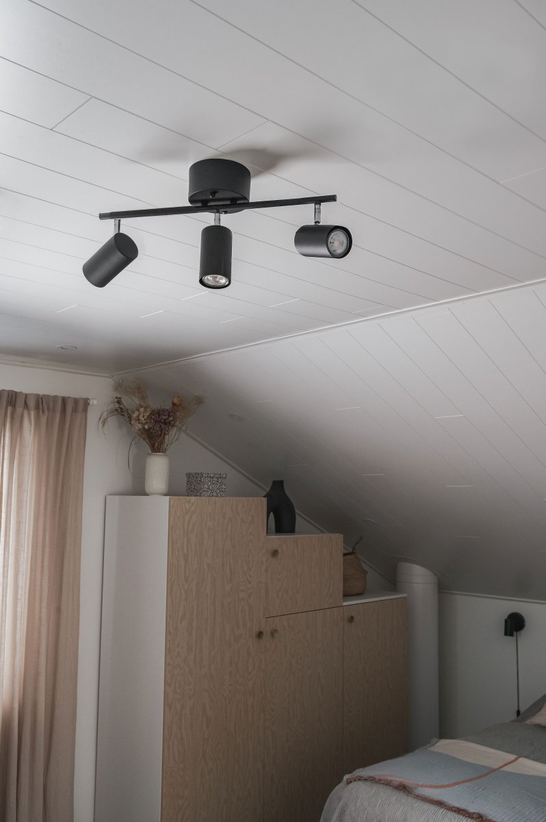 Marlina 3 Schwarz spotlight Von Trio Lighting - Die moderne Deckenleuchte MARLEY mit 3 Lampen bietet individuelle Beleuchtung im Wohnzimmer oder Flur.