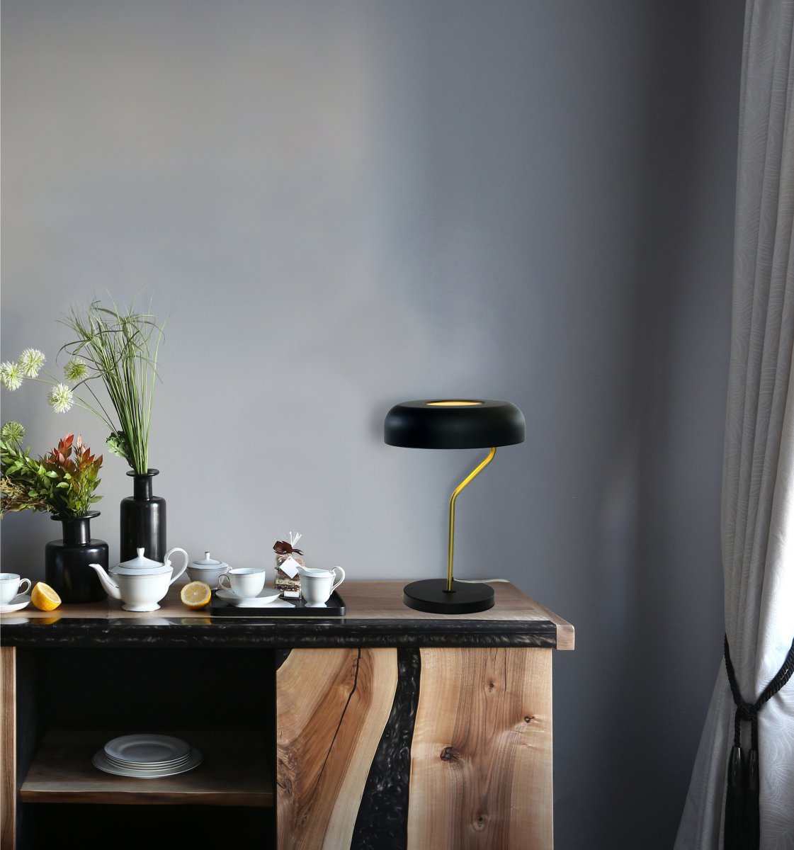 Bremen 44cm Schwarz/Messing tischlampe Von Aneta Lighting - Die moderne Tischleuchte Bremen aus schwarzem Metall mit Details aus mattiertem Messing besticht durch ihren originellen und innovativen Ausdruck.