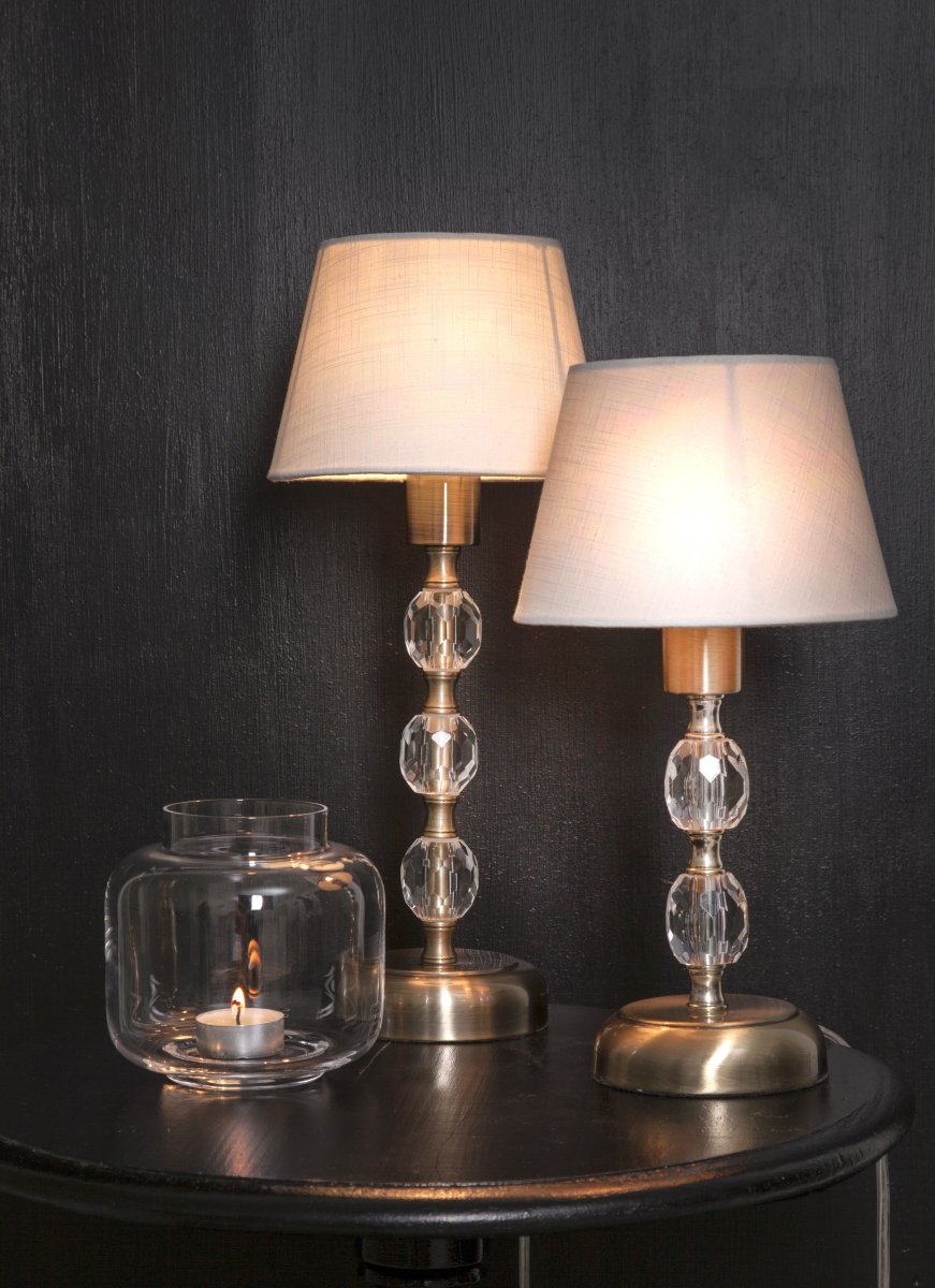 Johanna 30cm Antikes Messing tischlampe Von Aneta Lighting - Die Tischleuchte Johanna aus Metall in Altmessing mit klaren Acrylkugeln sorgt f&uuml;r Eleganz.