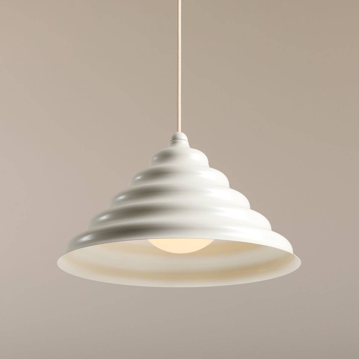 Wave Ø36 Cremeweiß hängelampe Von Artera - Wave ist eine moderne Pendelleuchte im Retro-Design und damit eine vielseitige Leuchte, die in jedes Zuhause passt.