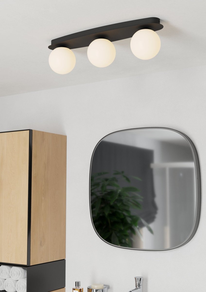 Castrovido 58cm Schwarz badezimmerlampe Von Eglo - Die Lampe ist aus schwarzem Metall gefertigt und verf&uuml;gt &uuml;ber drei runde Opalglaskuppeln, die ein sanftes und gleichm&auml;&szlig;iges Licht verbreiten.