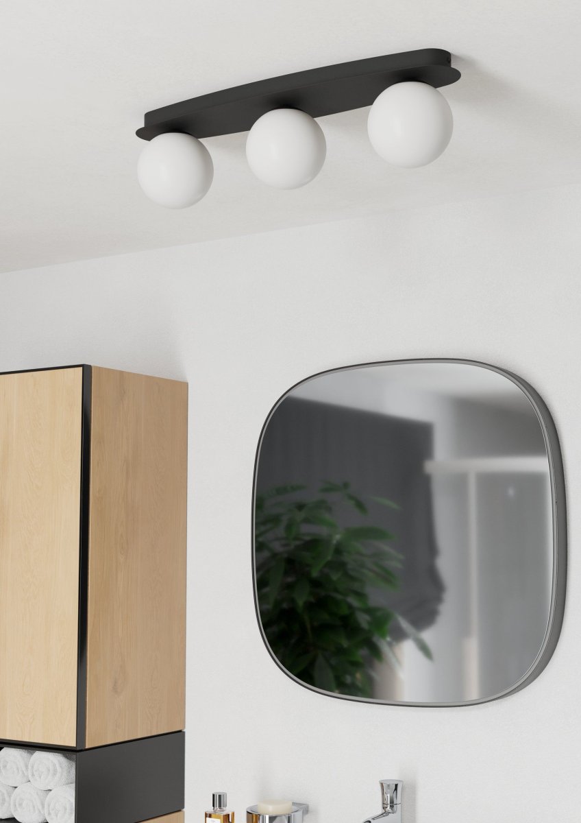 Castrovido 58cm Schwarz badezimmerlampe Von Eglo - Die Lampe ist aus schwarzem Metall gefertigt und verf&uuml;gt &uuml;ber drei runde Opalglaskuppeln, die ein sanftes und gleichm&auml;&szlig;iges Licht verbreiten.
