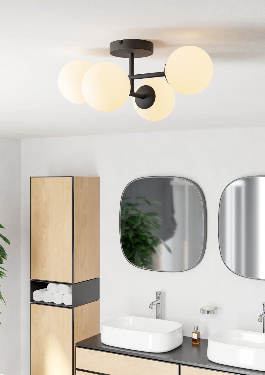 Castrivido 48cm Schwarz badezimmerlampe Von Eglo - Sie besteht aus schwarzem Metall und verf&uuml;gt &uuml;ber vier runde Opalglaskuppeln, die ein sanftes und gleichm&auml;&szlig;iges Licht verbreiten.