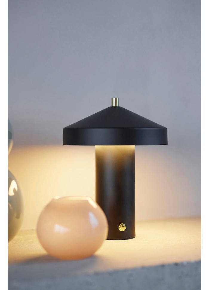 Hatto 25cm Schwarz tragbare Von OYOY - Mit einer Dimmfunktion in drei Stufen und energieeffizienter LED bietet sie anpassbares und angenehmes Licht für unterschiedliche Bedürfnisse.