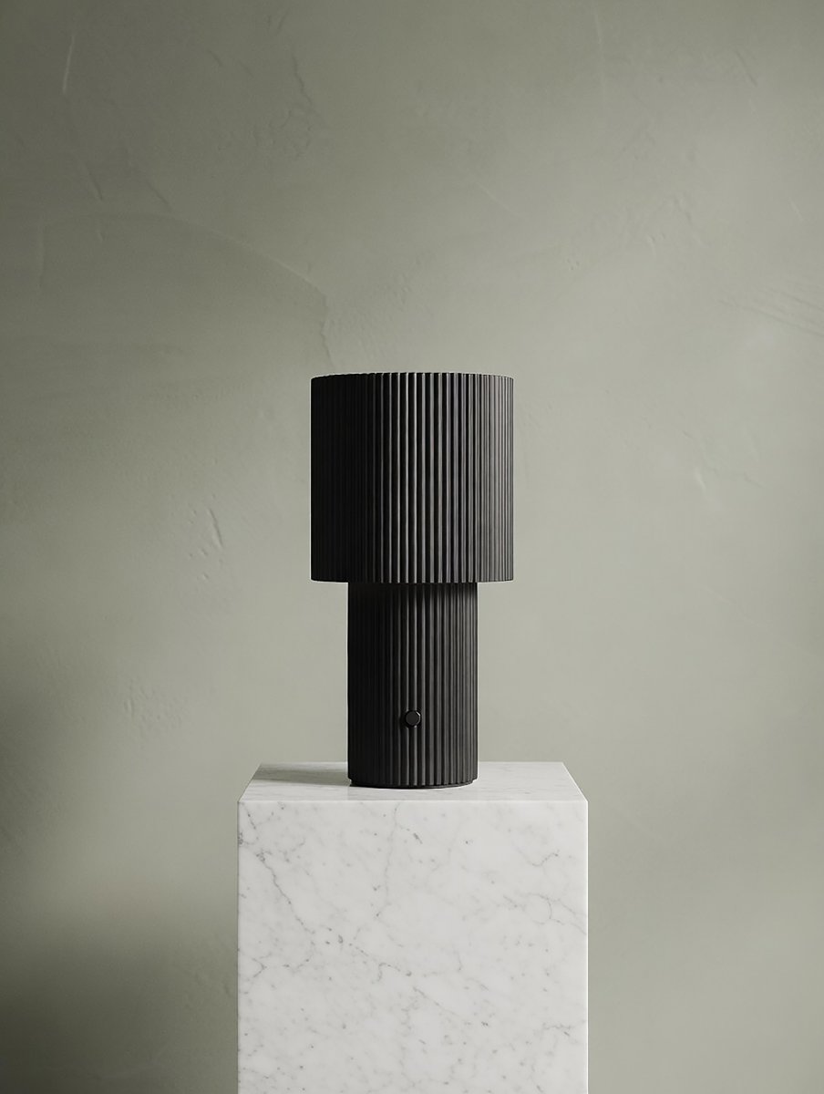 Iluma 22cm Schwarz tragbare Von Herstal - Ob ruhige Morgenstunden am Fenster oder Abendessen auf dem Balkon &ndash; sie ist immer griffbereit und sorgt f&uuml;r die richtige Atmosph&auml;re.