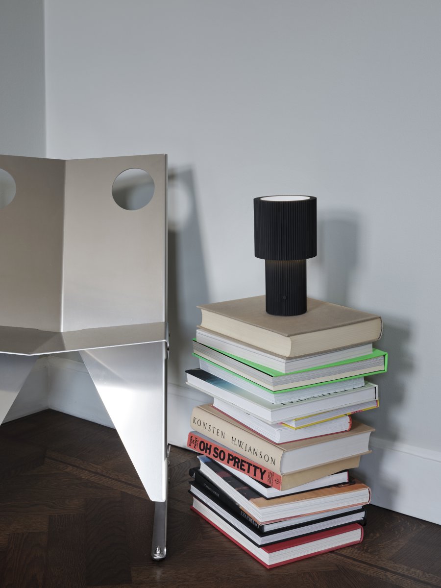 Iluma 22cm Schwarz tragbare Von Herstal - Ob ruhige Morgenstunden am Fenster oder Abendessen auf dem Balkon &ndash; sie ist immer griffbereit und sorgt f&uuml;r die richtige Atmosph&auml;re.