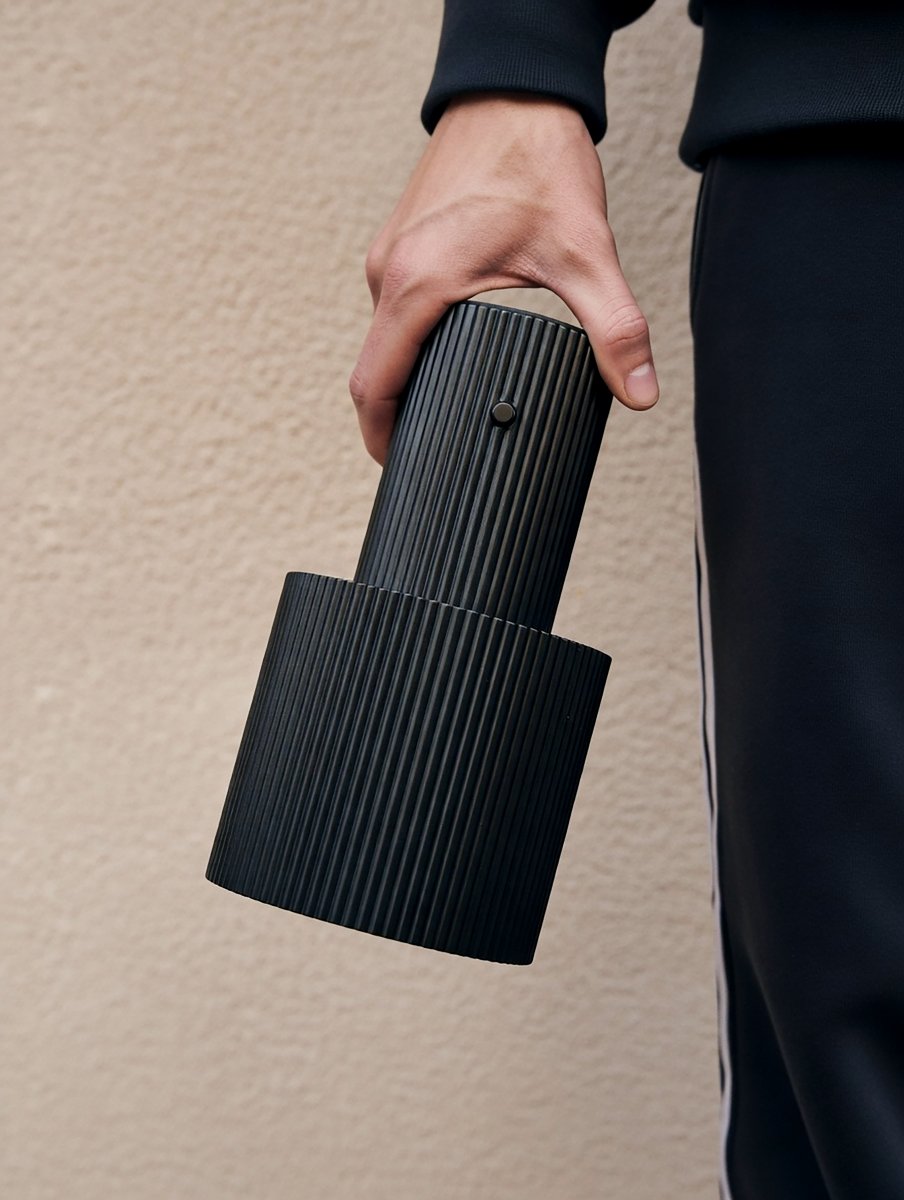 Iluma 22cm Schwarz tragbare Von Herstal - Ob ruhige Morgenstunden am Fenster oder Abendessen auf dem Balkon &ndash; sie ist immer griffbereit und sorgt f&uuml;r die richtige Atmosph&auml;re.