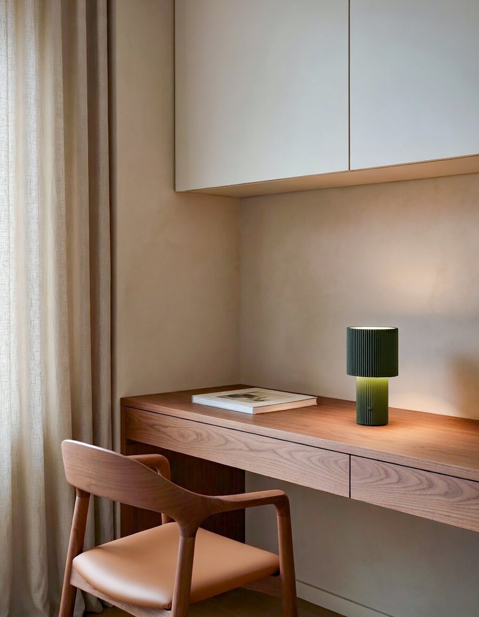 Iluma 22cm Olivgrün tragbare Von Herstal - Ob ruhige Morgenstunden am Fenster oder Abendessen auf dem Balkon &ndash; sie ist immer griffbereit und sorgt f&uuml;r die richtige Atmosph&auml;re.