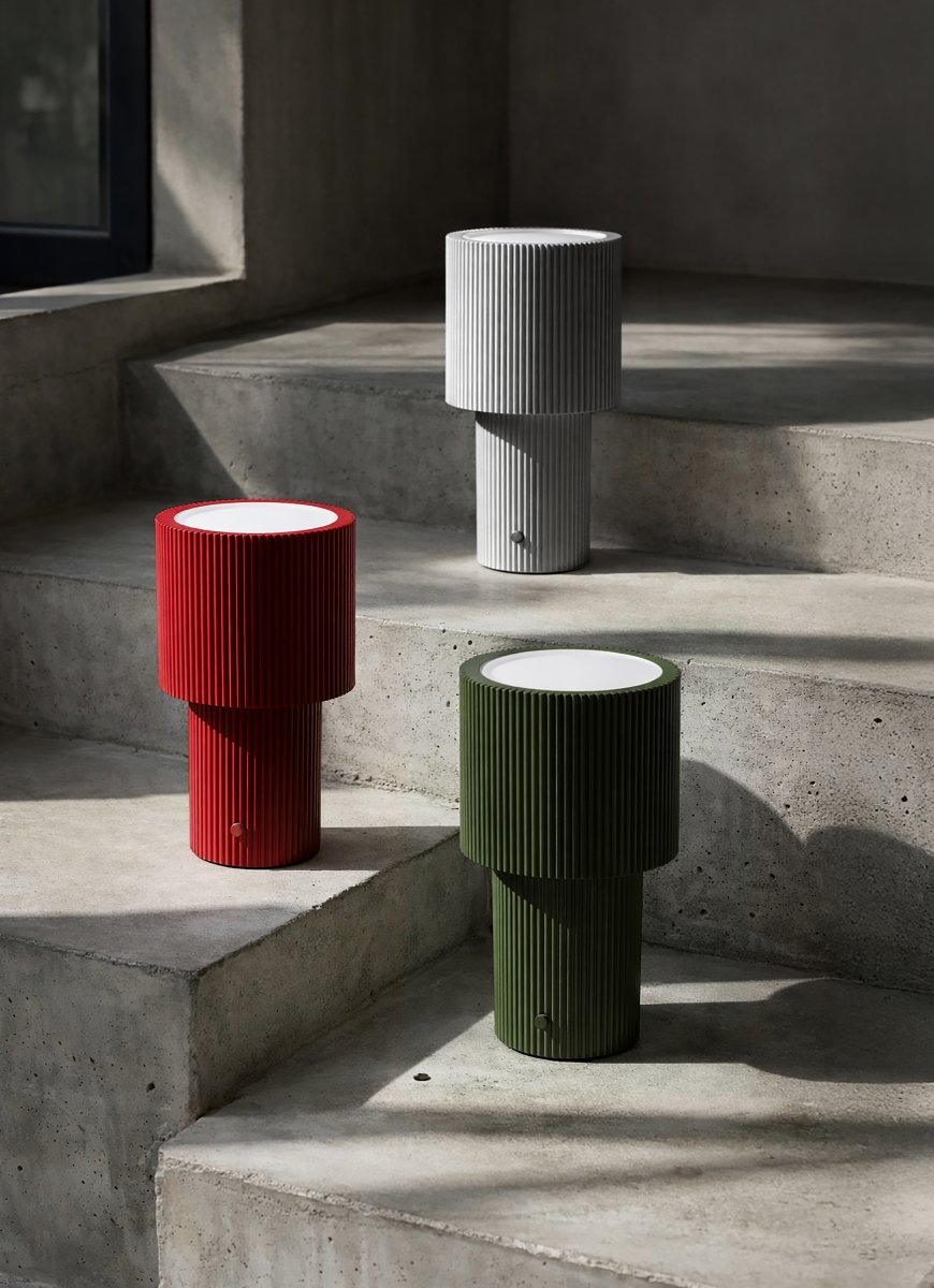 Iluma 22cm Olivgrün tragbare Von Herstal - Ob ruhige Morgenstunden am Fenster oder Abendessen auf dem Balkon &ndash; sie ist immer griffbereit und sorgt f&uuml;r die richtige Atmosph&auml;re.