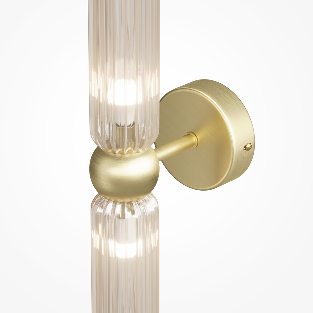Antic 44cm Brandy wandlampe Von Maytoni - Die Doppelglasschirme aus cognacfarbenem Glas werden mit einer eleganten goldenen Fassung in Goldoptik kombiniert und schaffen so eine harmonische Balance zwischen modernem Design und klassischem Charme.