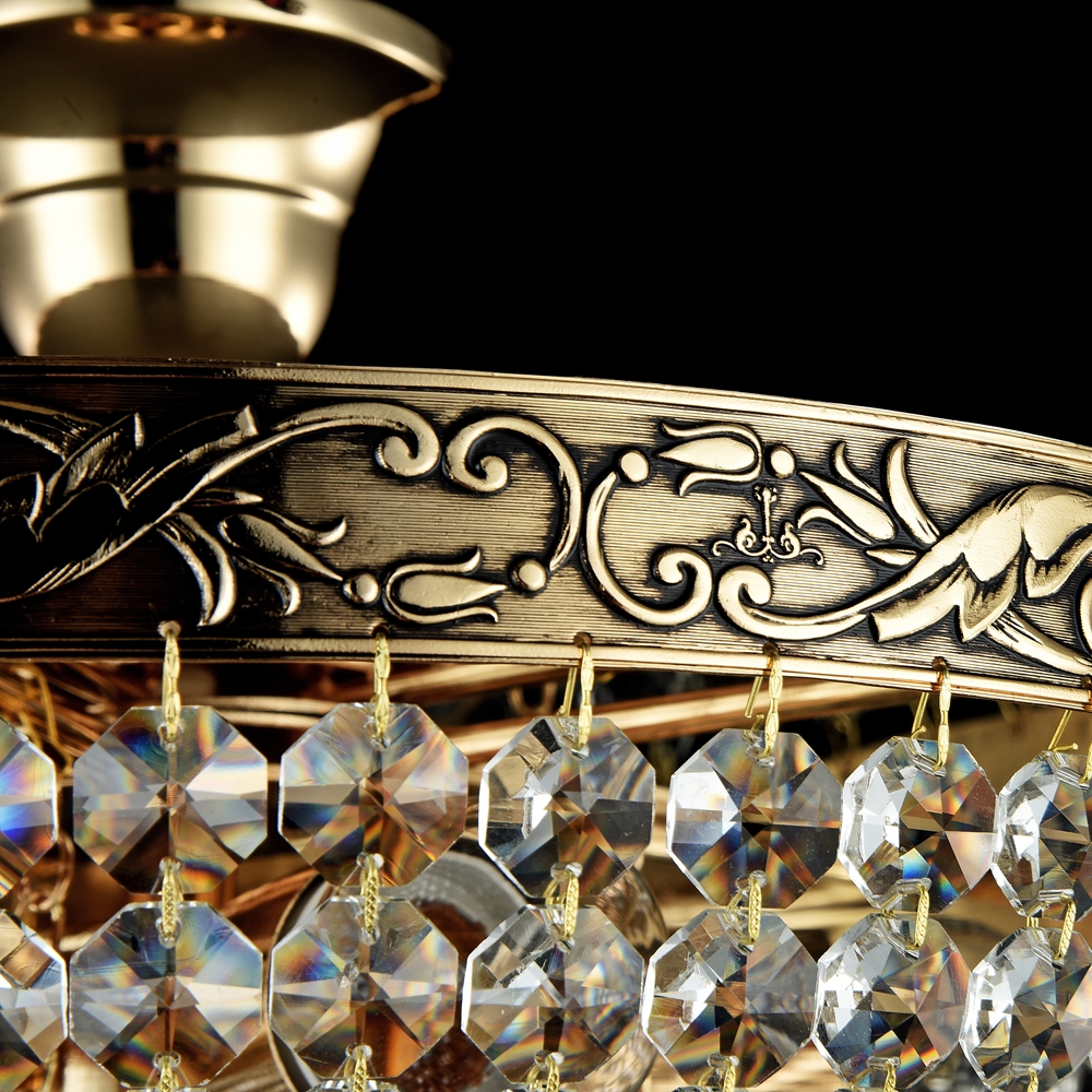 Palace Ø50 Antikes Gold kristall Von Maytoni - Die funkelnden Prismen reflektieren das Licht und erzeugen ein strahlendes Lichtspiel, das dem Raum eine luxuri&ouml;se Atmosph&auml;re verleiht.