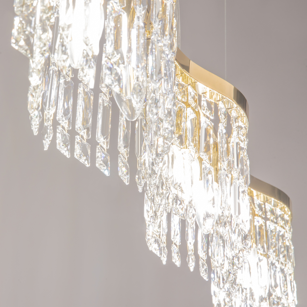 Dune 93cm Gold kristall Von Maytoni - Die funkelnden Prismen fangen das Licht ein und erzeugen eine luxuri&ouml;se Atmosph&auml;re im Raum.