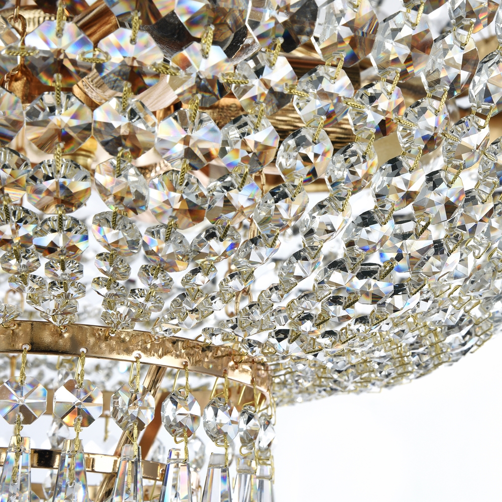Palace Ø50 Antikes Gold kristall Von Maytoni - Die funkelnden Prismen reflektieren das Licht und erzeugen ein strahlendes Lichtspiel, das dem Raum eine luxuri&ouml;se Atmosph&auml;re verleiht.