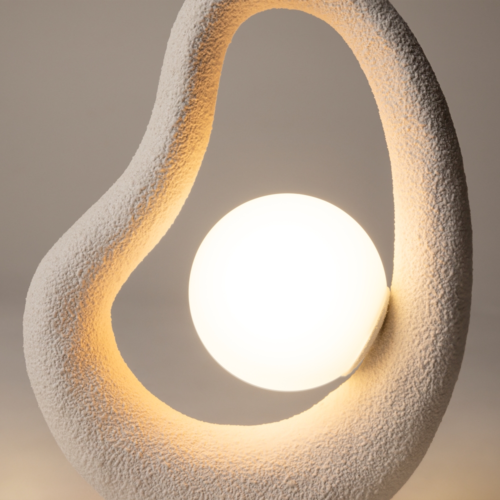 Opus 38cm Weiß tischlampe Von Maytoni - Der wei&szlig;e Glasschirm verbreitet ein sanftes und angenehmes Licht, das eine harmonische Atmosph&auml;re im Raum schafft.