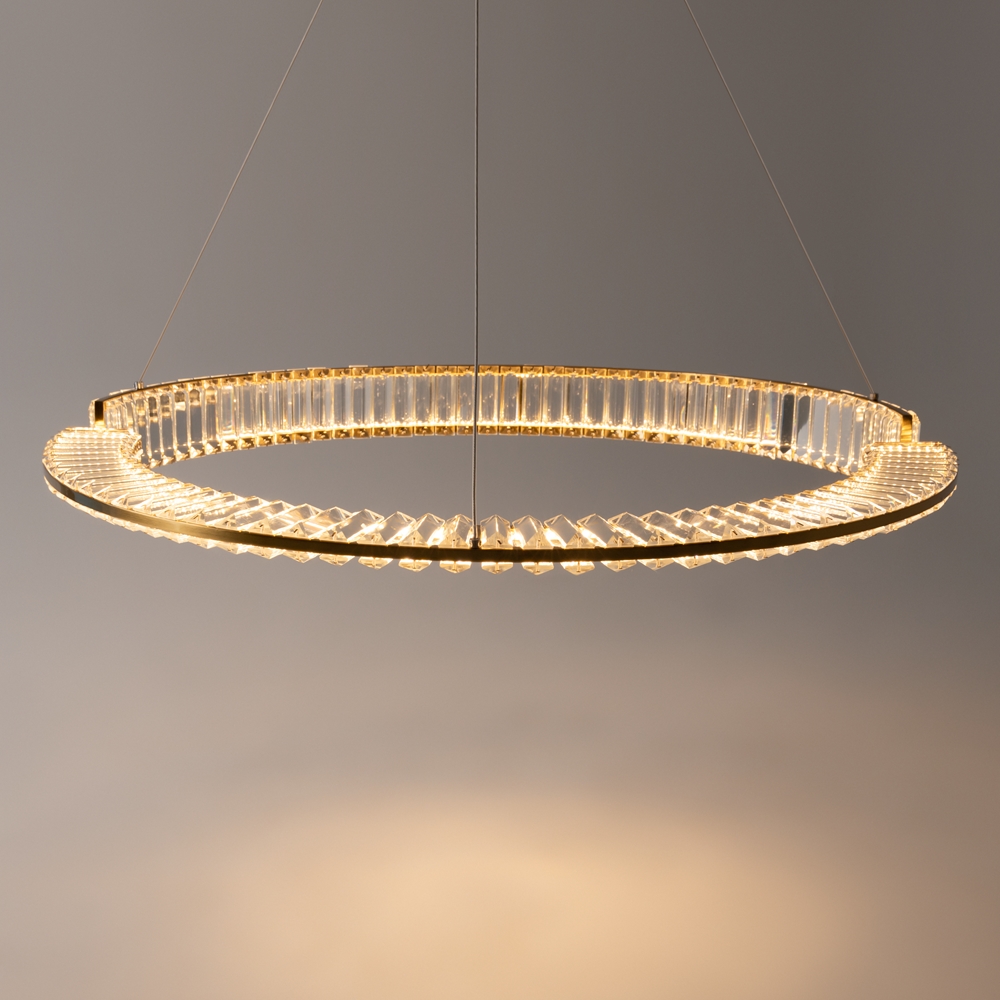 Krone Ø80 Messing hängelampe Von Maytoni - Mit ihrem gro&szlig;z&uuml;gigen Durchmesser von 80 cm wird sie zu einem luxuri&ouml;sen Blickfang im Zuhause und verbreitet ein warmes und stimmungsvolles Licht.