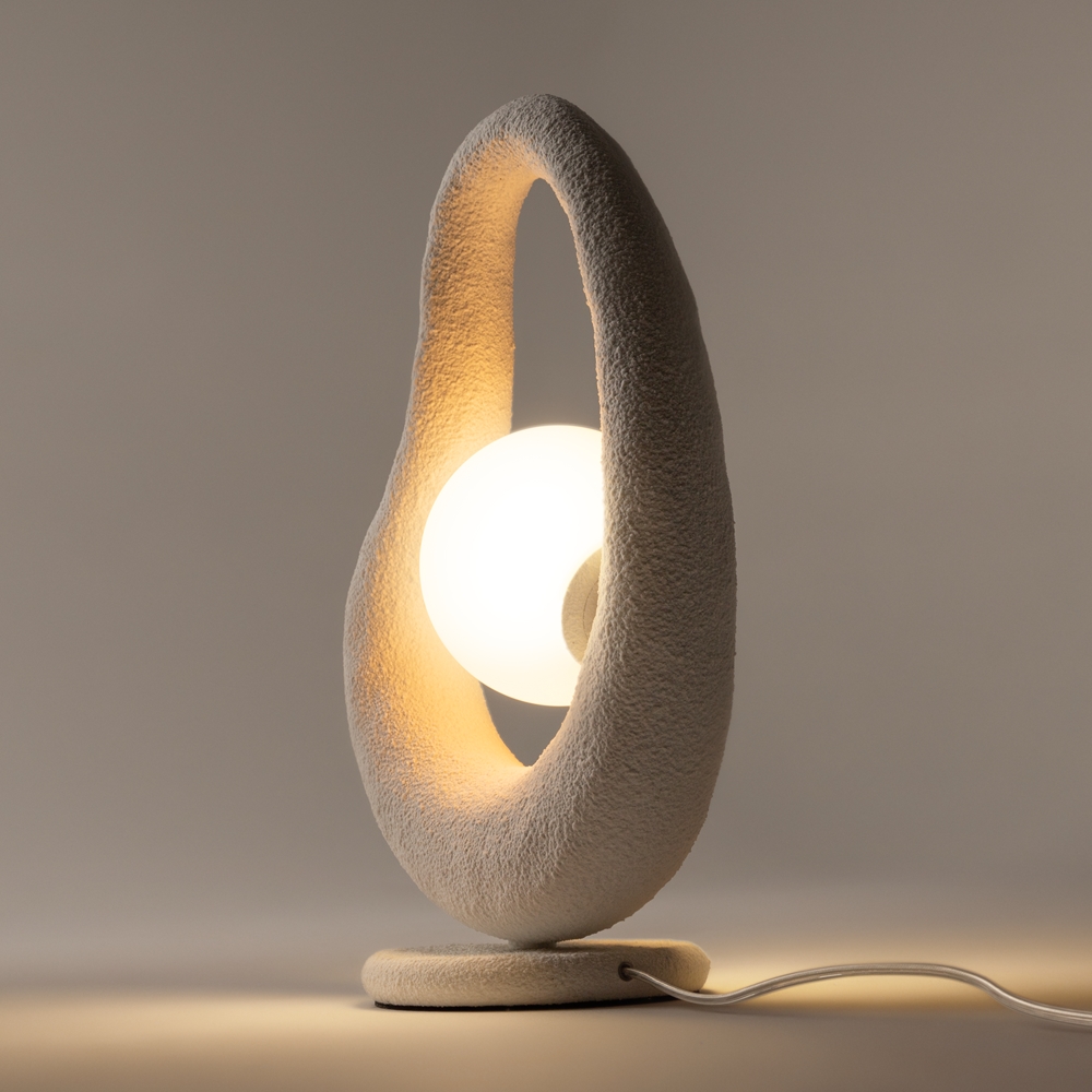 Opus 38cm Weiß tischlampe Von Maytoni - Der wei&szlig;e Glasschirm verbreitet ein sanftes und angenehmes Licht, das eine harmonische Atmosph&auml;re im Raum schafft.