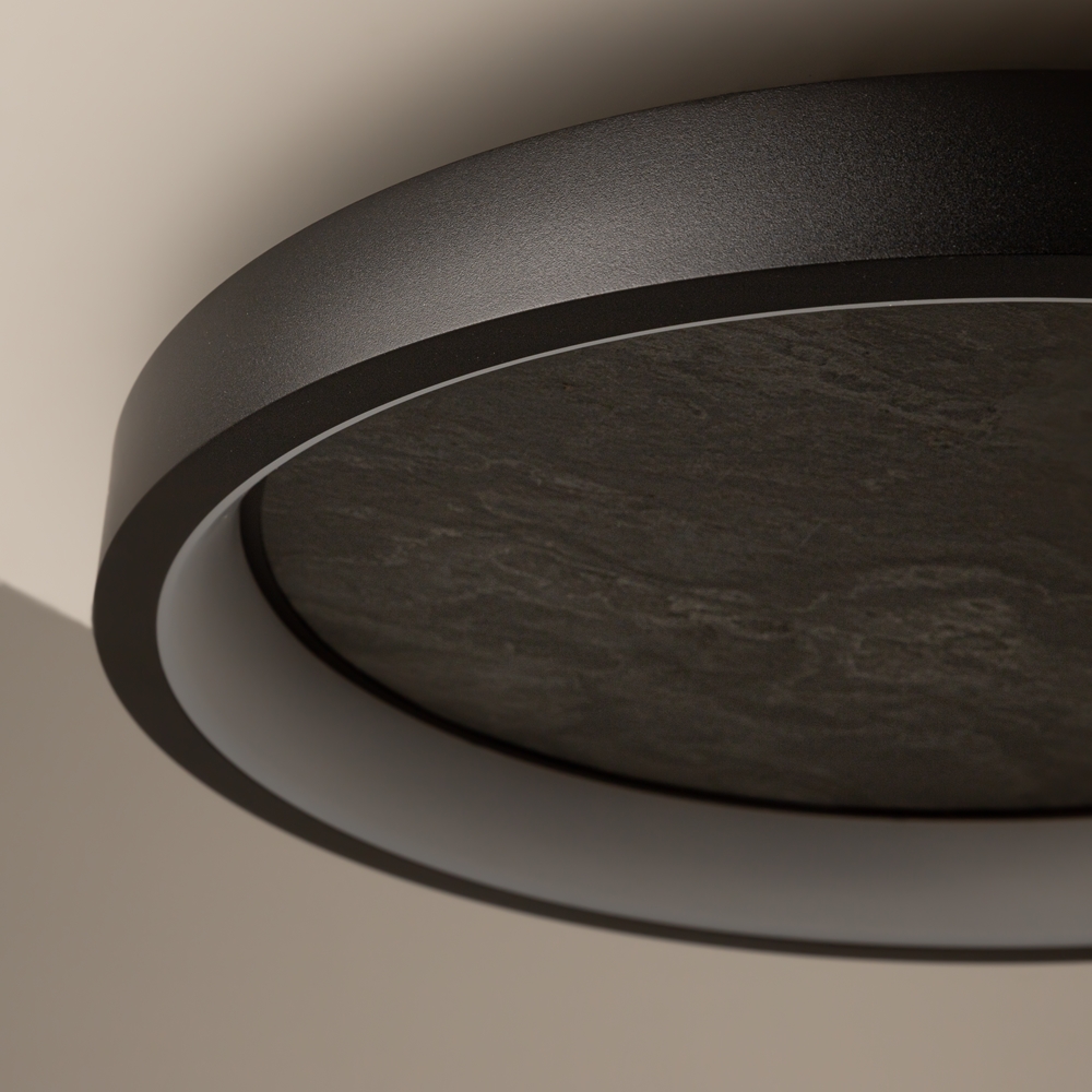 Orign Ø40 Schwarz deckenleuchte Von Maytoni - Orign ist eine Deckenleuchte aus Metall mit einer eleganten Steinimitation in der Mitte, die einen nat&uuml;rlichen und exklusiven Eindruck vermittelt.