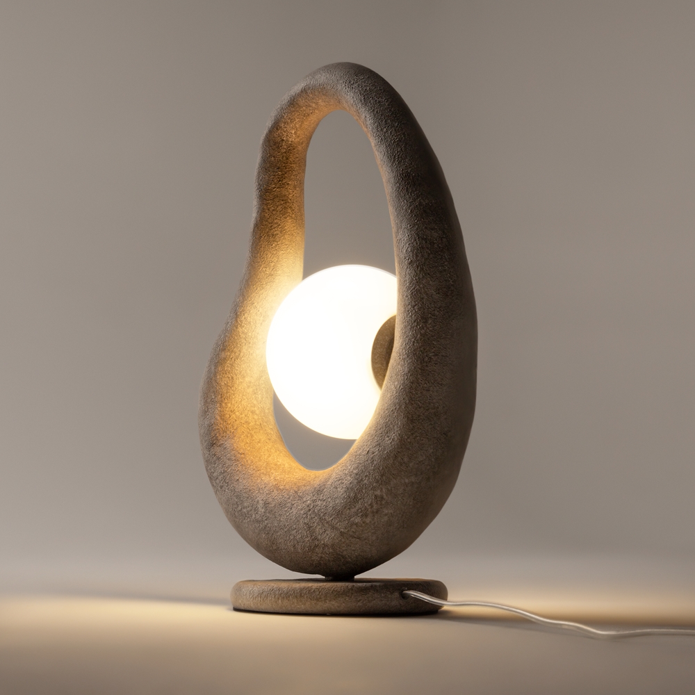 Opus 38cm Grau tischlampe Von Maytoni - Der wei&szlig;e Glasschirm verbreitet ein weiches und angenehmes Licht, das eine harmonische Atmosph&auml;re im Raum schafft.