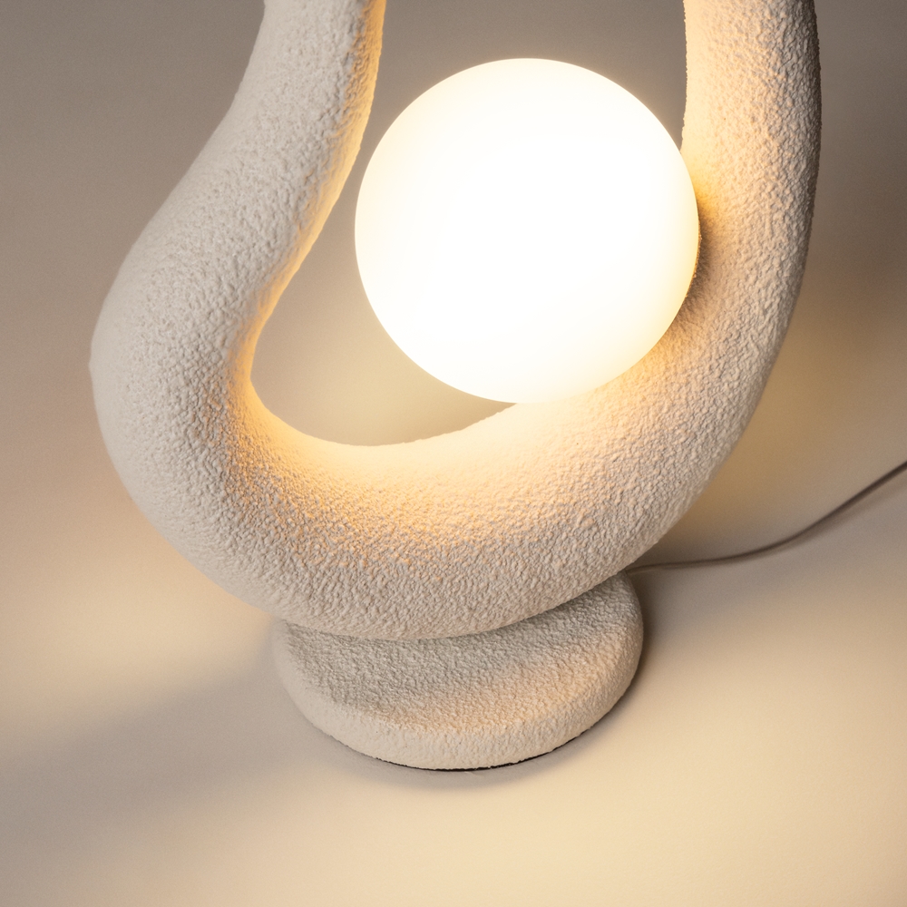 Opus 38cm Weiß tischlampe Von Maytoni - Der wei&szlig;e Glasschirm verbreitet ein sanftes und angenehmes Licht, das eine harmonische Atmosph&auml;re im Raum schafft.