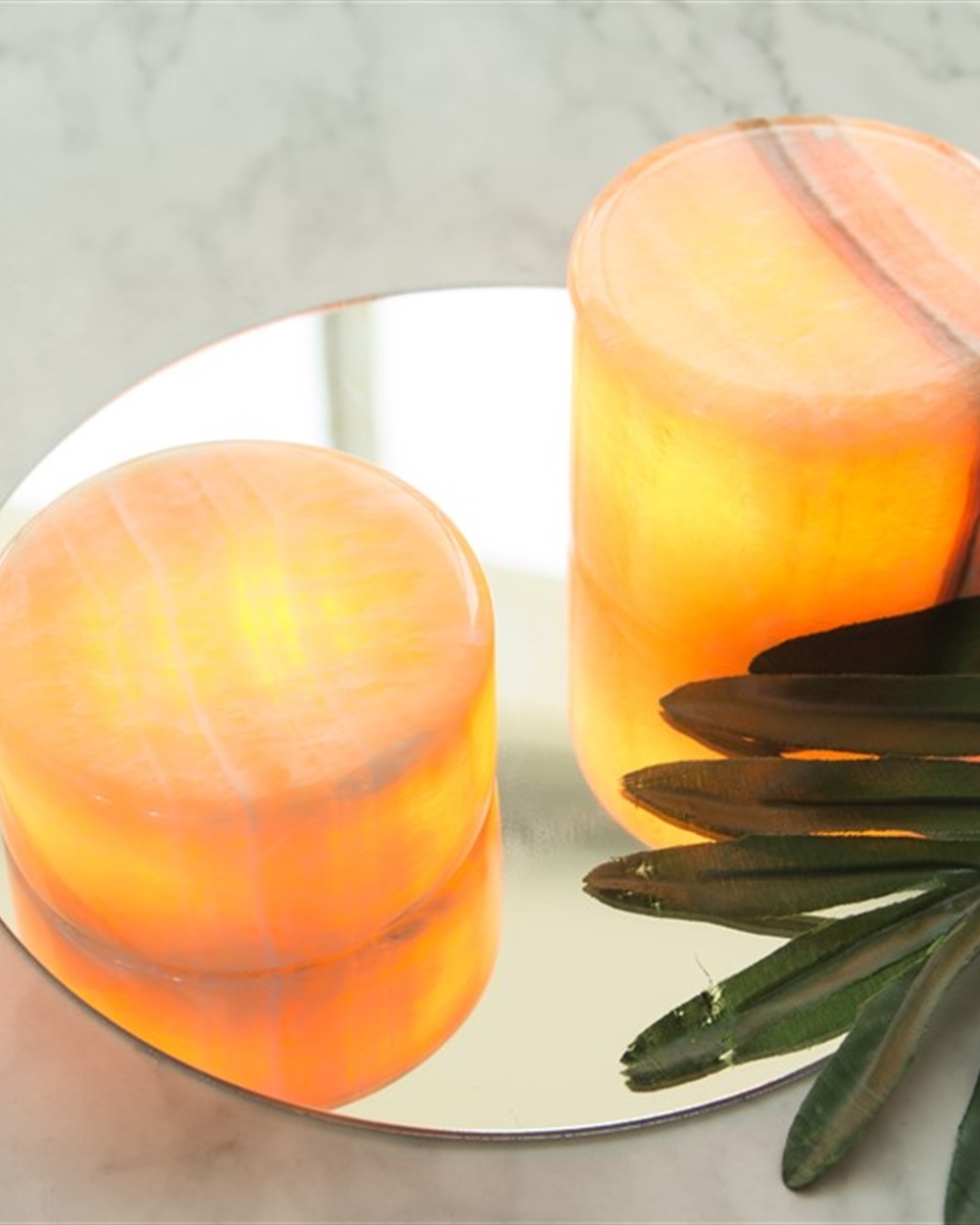 Marble 4cm Beige Von Unison - Die Marmor-Tischleuchte ist aus echtem, poliertem Marmor in einem warmen Beigeton gefertigt, der ein sanftes und stimmungsvolles Licht erzeugt.