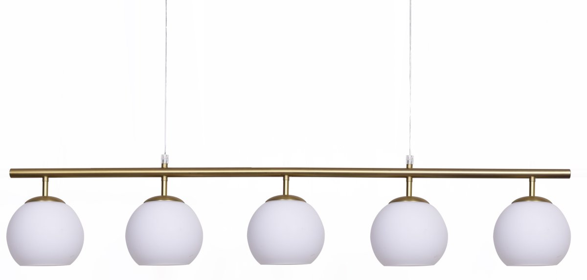 Globi 5 120cm Gebürstetes Messing/Weiß hängelampe Von Nordic Lighting - Die Metallaufh&auml;ngung in geb&uuml;rstetem Messing verleiht ihr eine elegante und grafische Note, w&auml;hrend die f&uuml;nf runden Opalglaskuppeln ein angenehmes und gleichm&auml;&szlig;iges Licht im Raum verbreiten.