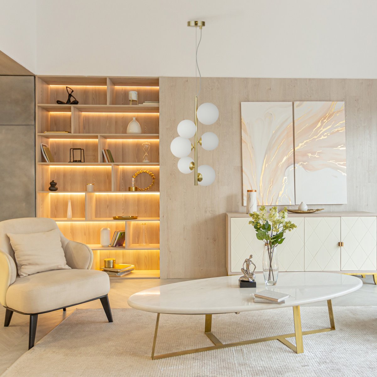 Dallas Ø30 Gold hängelampe Von Maytoni - Ihr einzigartiges Design mit runden Glaskuppeln in verschiedenen Richtungen erzeugt ein dramatisches und elegantes Lichtspiel, das den Raum mit Wärme und Charakter erfüllt.