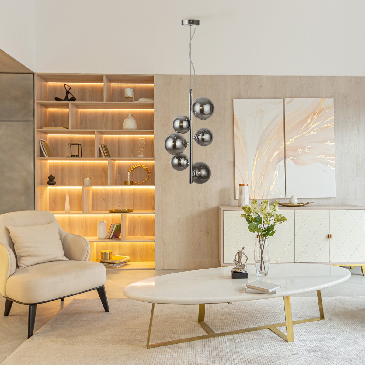Dallas Ø30 Chrom hängelampe Von Maytoni - Ihr einzigartiges Design mit runden Glaskuppeln in verschiedenen Richtungen erzeugt ein dramatisches und elegantes Lichtspiel, das den Raum mit Wärme und Charakter erfüllt.